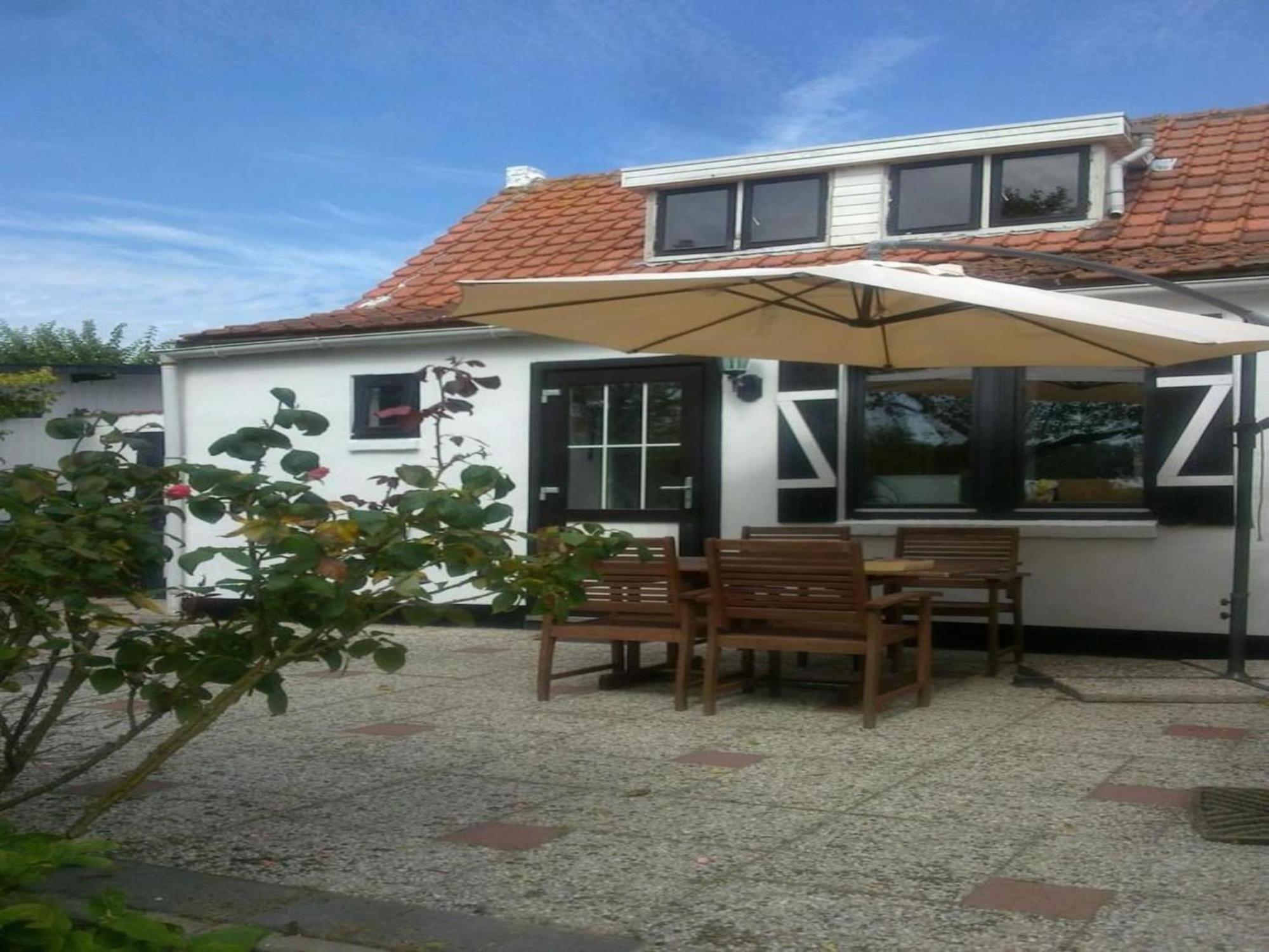 Vakantiehuis Attractive With Garden