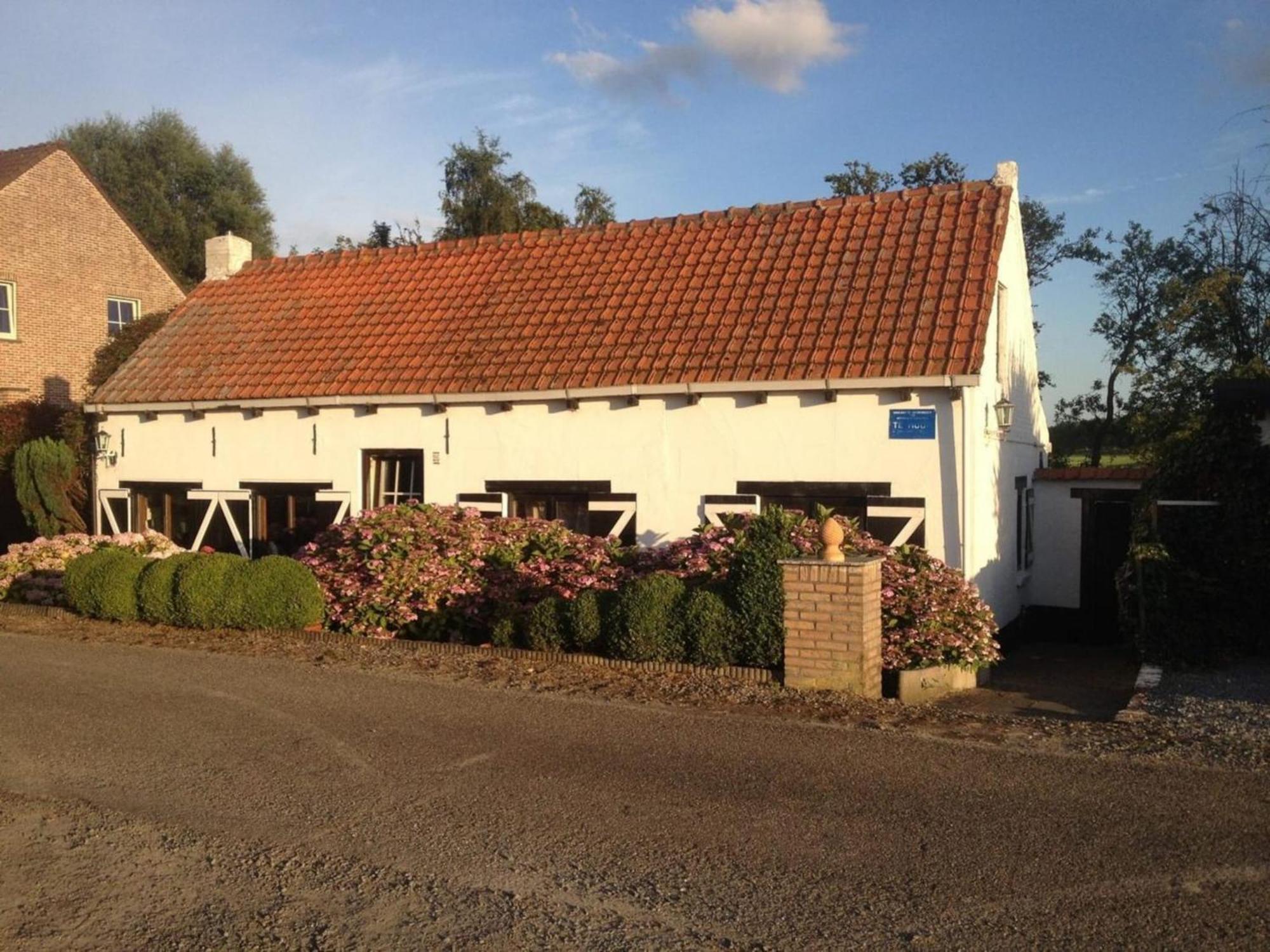 Vakantiehuis Attractive With Garden *