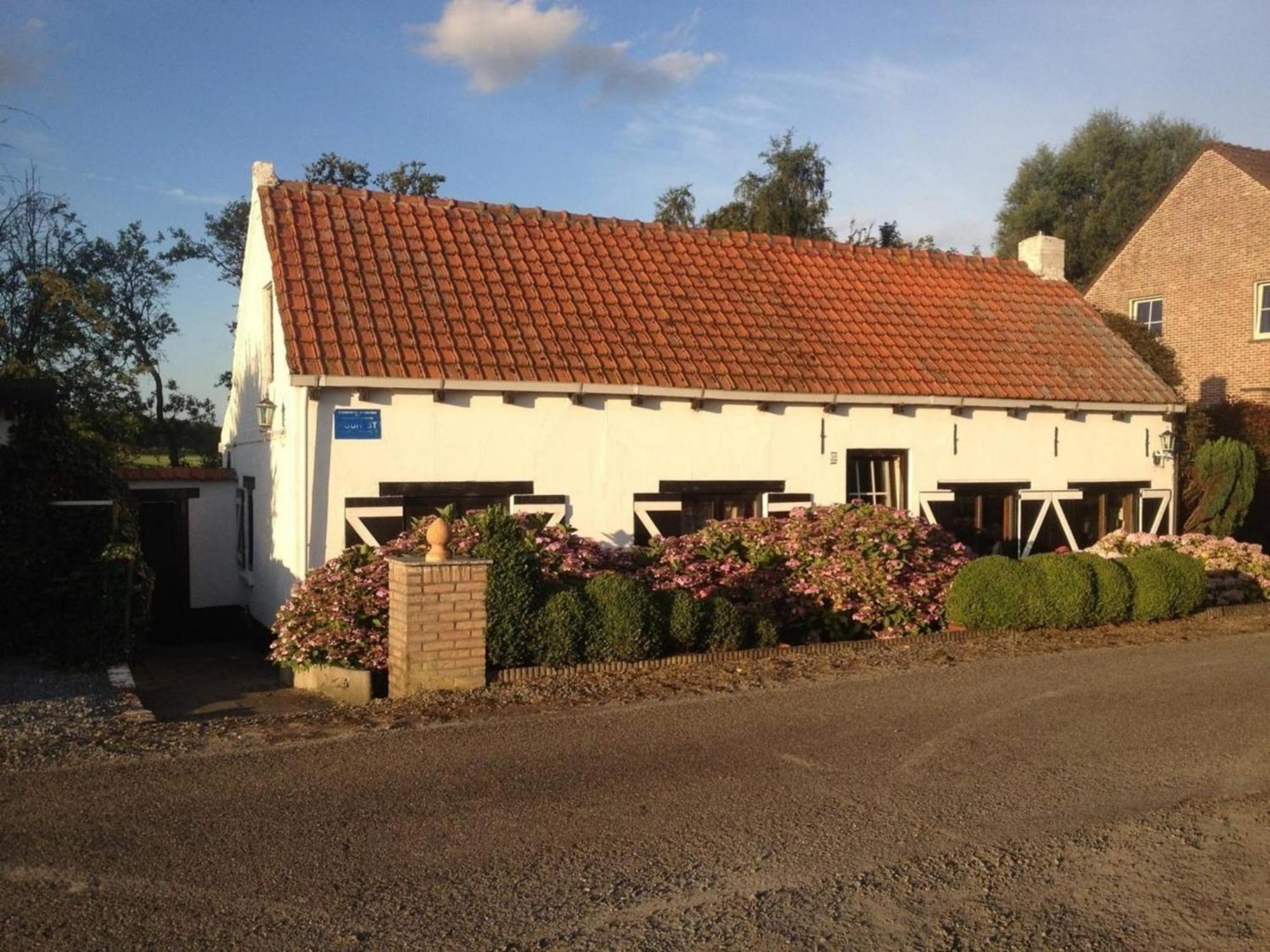 Vakantiehuis Attractive With Garden *