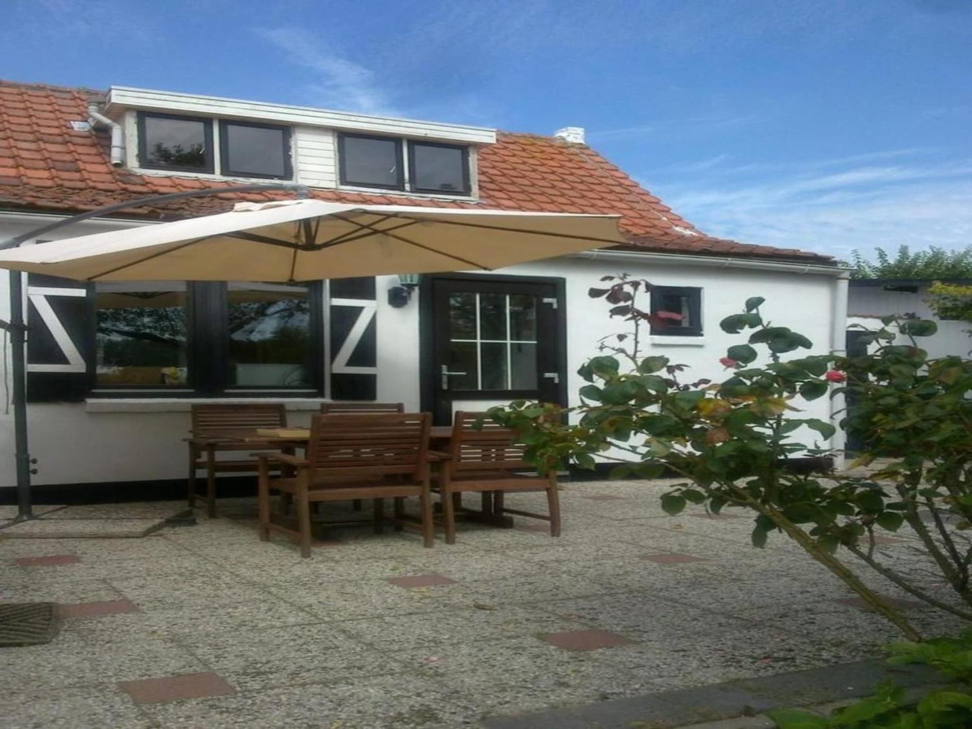 Vakantiehuis Attractive With Garden
